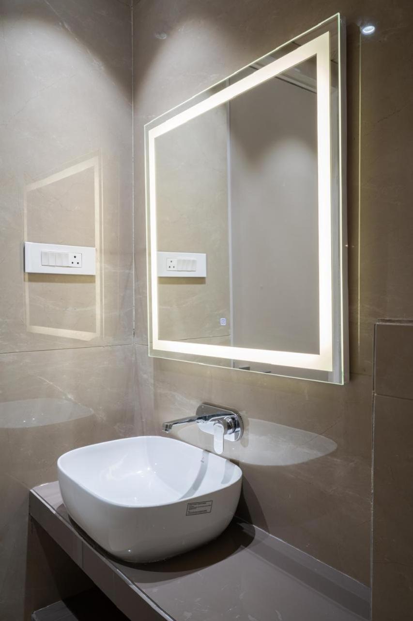 Uptown Hotel Нагпур Экстерьер фото